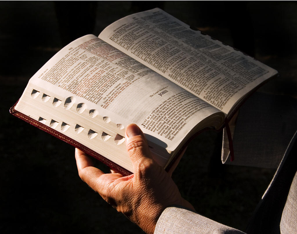 Doneaza o Biblie pentru catunele din Muntii Apuseni
