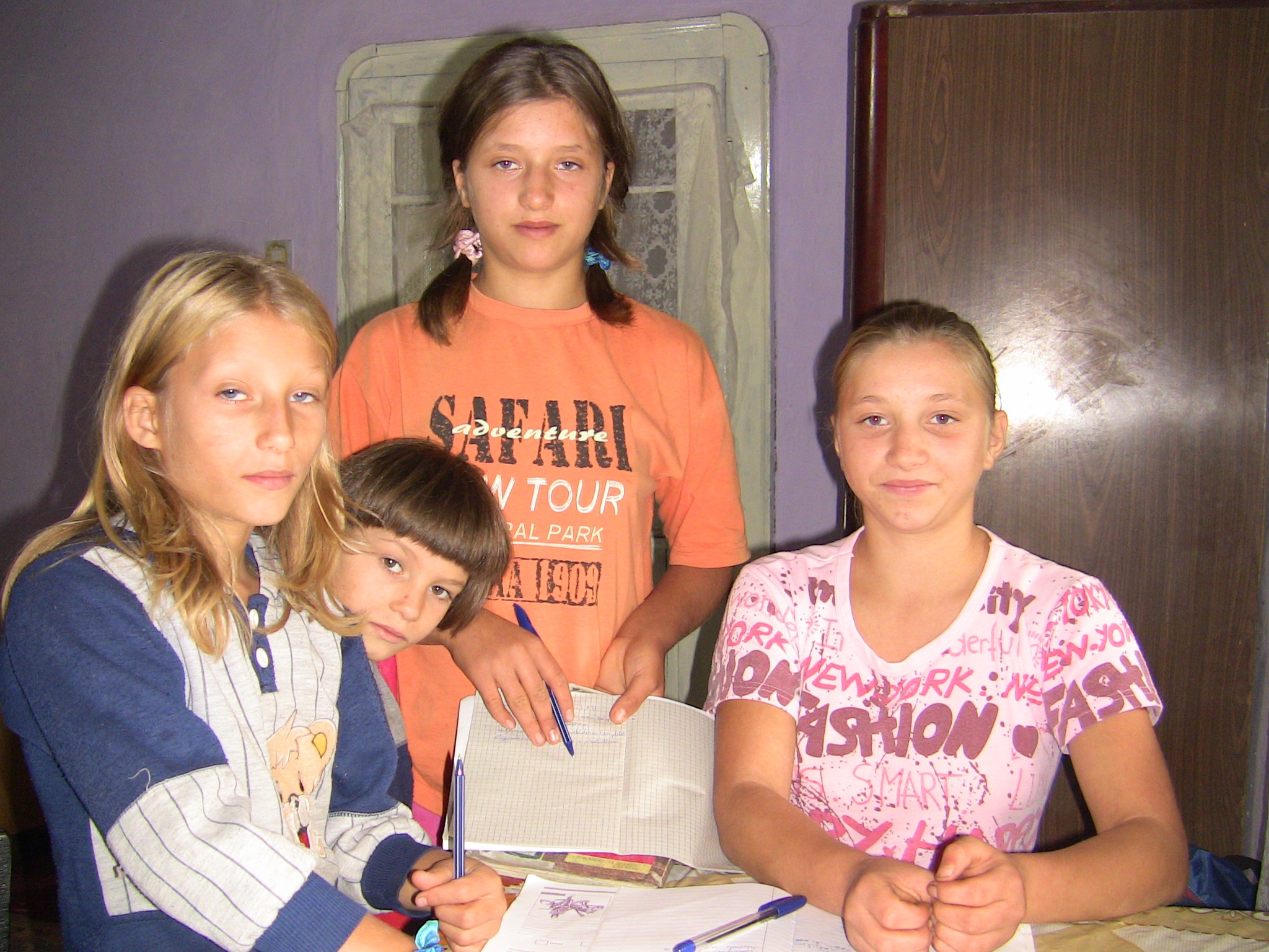 Ajuta 4 fetite orfane de ambii parinti sa aiba rechizite pentru scoala