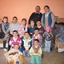 DONEAZA UN PAT–12 copii dintr-o familie penticostala dorm pe jos (vezi foto)