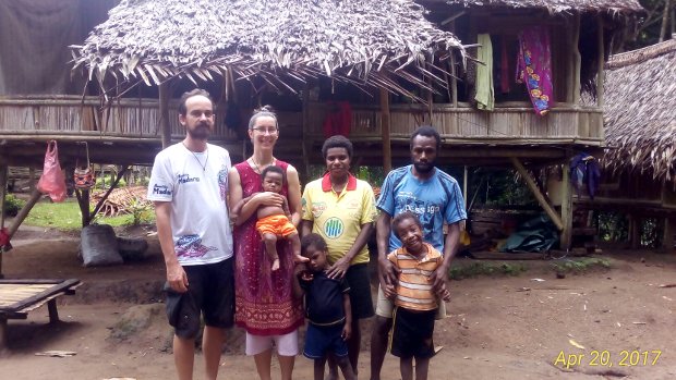 De la sat la centrul de misiune din Ukarumpa, Papua Noua Guinee - familia Dumitriu