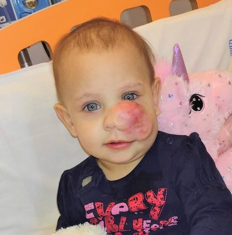 Aniversarea de 2 anișori și-a petrecut-o prin spitale – Ermina luptă cu tumoarea!