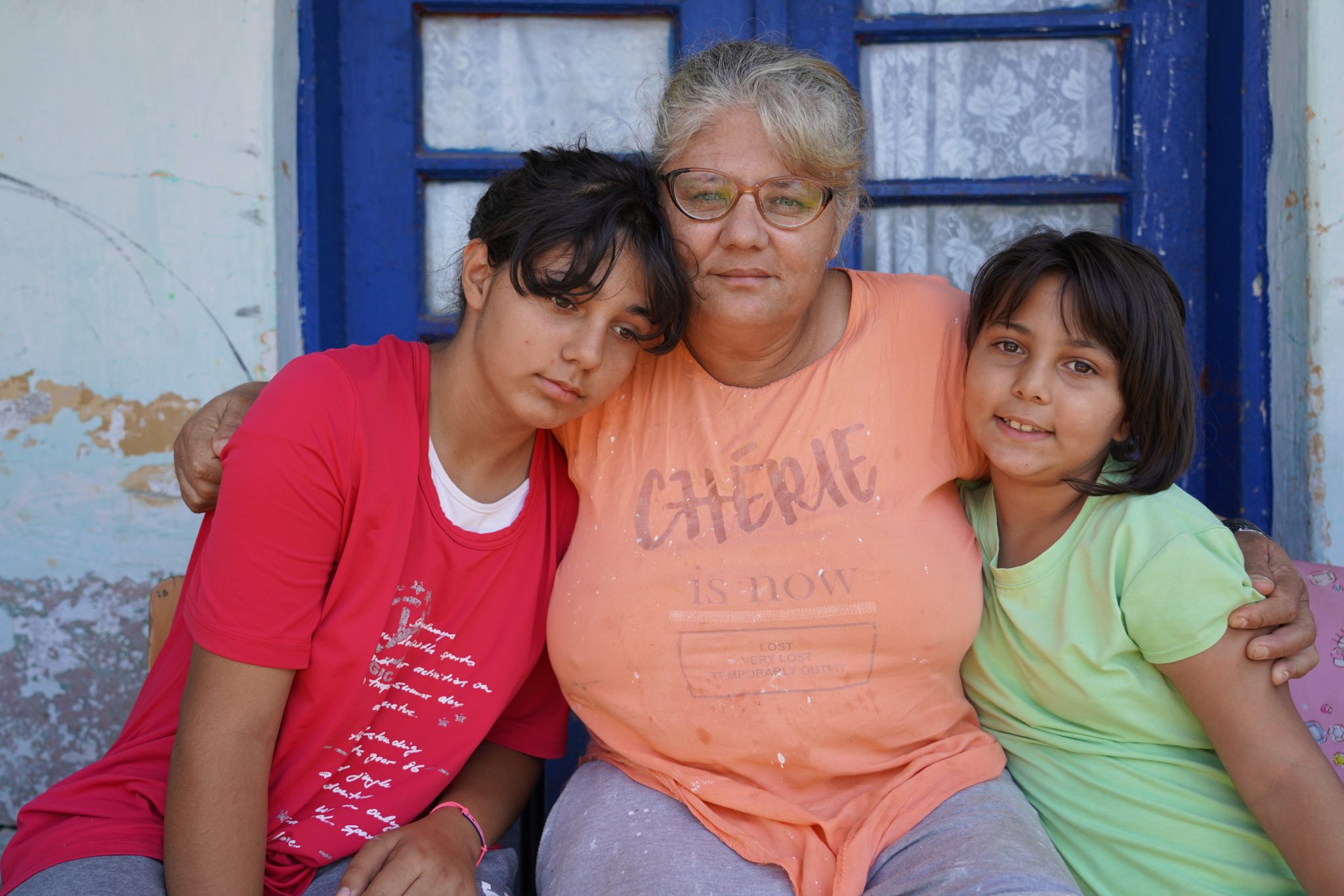 Mariana a fost abandonată la naștere, chinuită prin diverse centre, iar acum are și ea două fete, pe care le crește singură