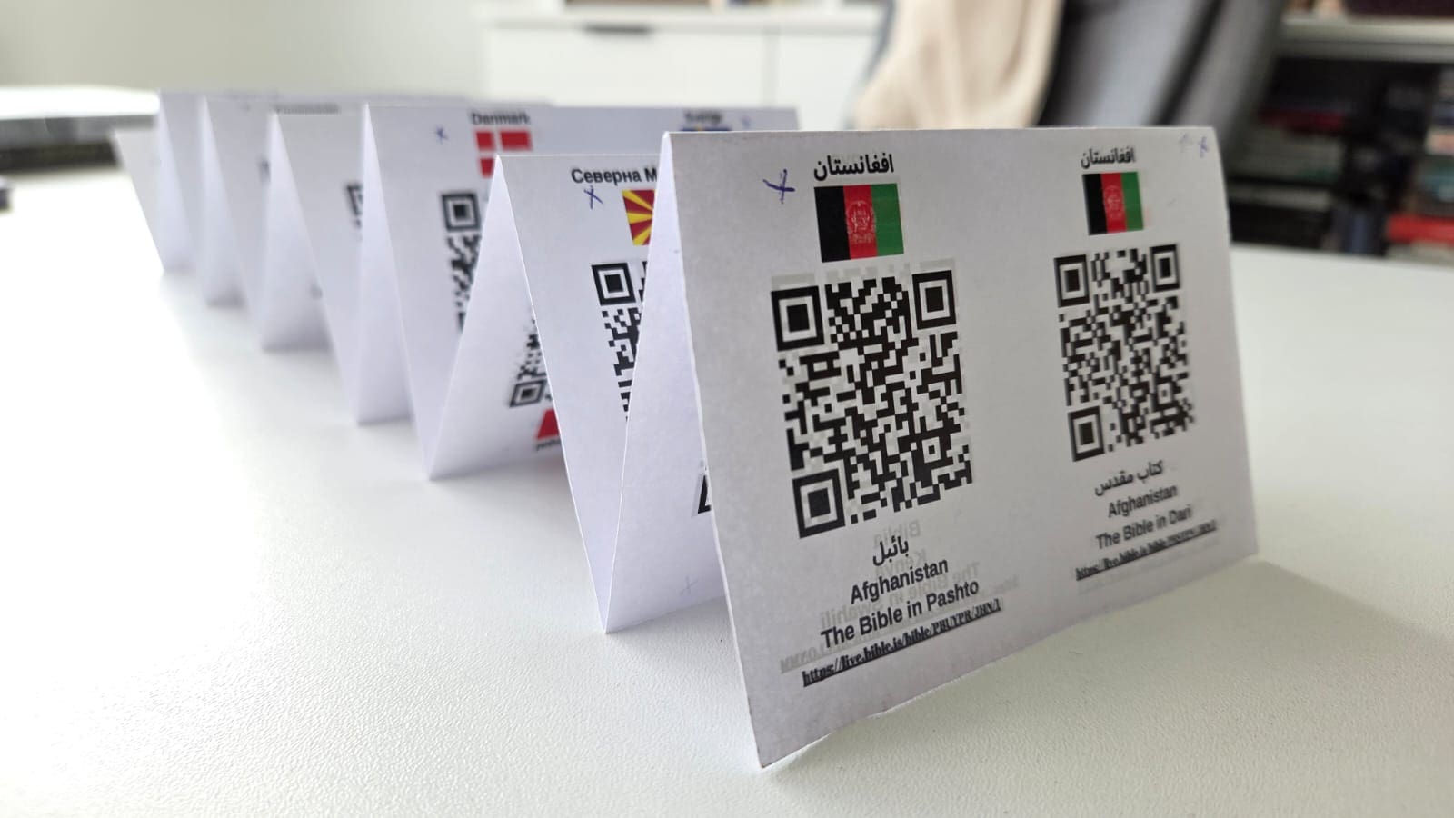 Biblia în 53 de limbi (Bible in 53 languages)