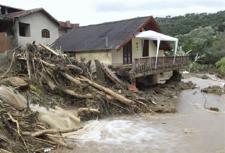 Inundatii si haos in Brazilia: peste 600 de morti
