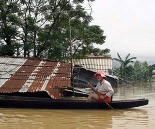 Vietnamul sub ape: peste 100 de morti