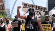 Black Lives Matter atacă violent Pastorul și batjocoresc cumplit membrii Bisericii Baptiste