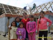 VEZI VIDEO AICI – O mama vaduva cu 5 fetite are acum un acoperis nou la casa – REALIZAT