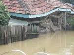 Bilantul inundatiilor de luni seara: 11 morti, 3 disparuti, sute de persoane evacuate si gospodarii inundate
